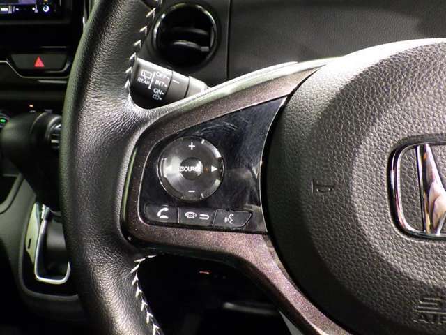 ステアリングスイッチ装備！運転しながら手元でオーディオの操作などができます。