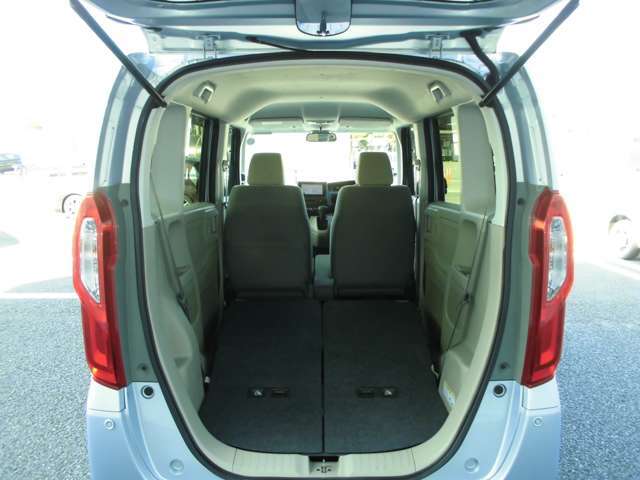 後部座席を倒した状態です