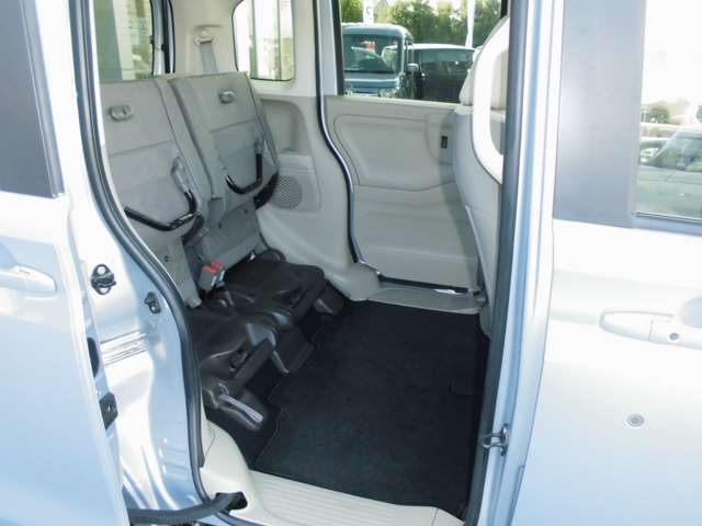 後部座席を上げて固定できますので高さのあるものを乗せる際に役立ちます