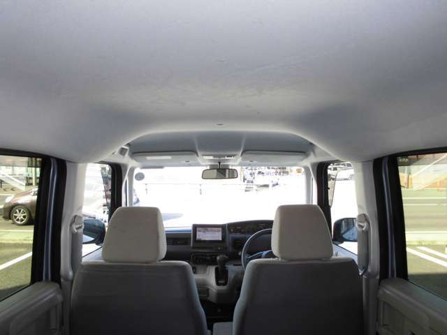 室内は広々で開放感があります