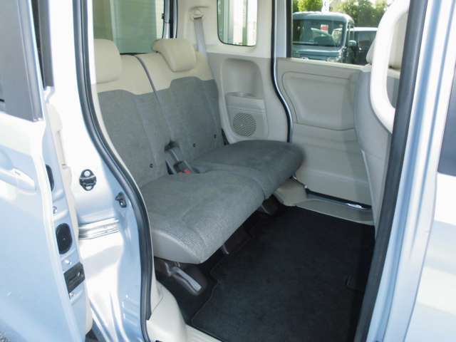 後部座席も足元広々です