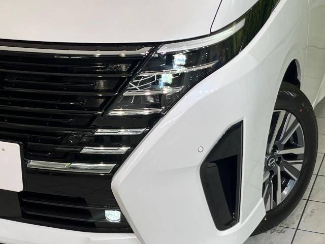 【LEDヘッドライト】悪天候や夜間走行時も良好な視界を確保し安心して運転できる高輝度LEDヘッドライトを装備！点灯速度が早く、消費電力も抑えられています。