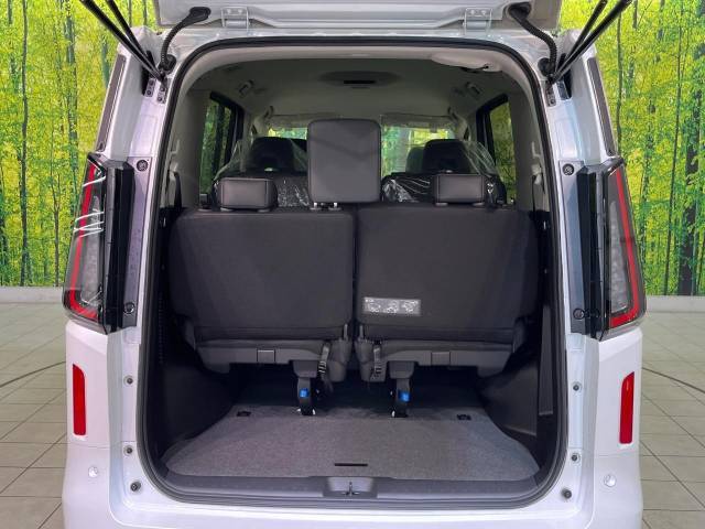 普段のお買い物や通勤、送迎等に十分な荷室スペースを確保しております。セカンドシートを倒すと、大きな荷物の積載も可能です♪