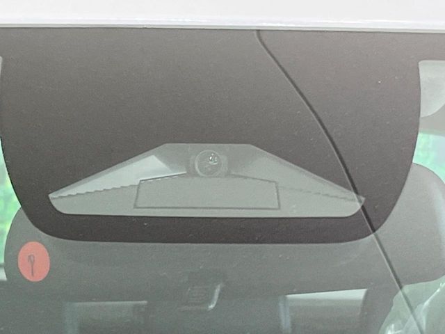 【ホンダセンシング】走行中に前方の車両等を認識し、衝突しそうな時は警報とブレーキで衝突回避と被害軽減をアシスト。より安全にドライブをお楽しみいただけます。