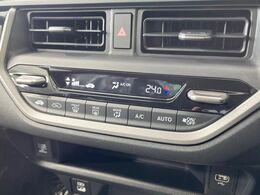 【オートエアコン】一度お好みの温度に設定すれば、車内の温度を検知し風量や温度を自動で調整。暑い…寒い…と何度もスイッチ操作をする必要はありません。快適な車内空間には必須の機能ですね♪