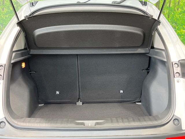 積み下ろしのしやすいデッキにはたっぷりと荷物を積み込んでいただけます。遊びから仕事まで、様々なシーンで頼れます♪