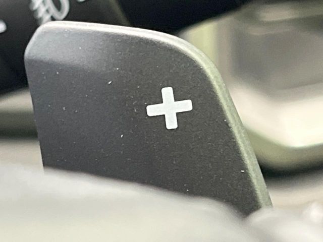 【パドルシフト】ハンドルから手を離さずに素早くシフトアップ＆ダウンができるので、エンジンブレーキを使う下り坂や高速道路の合流で加速したい場面で役立ちます。