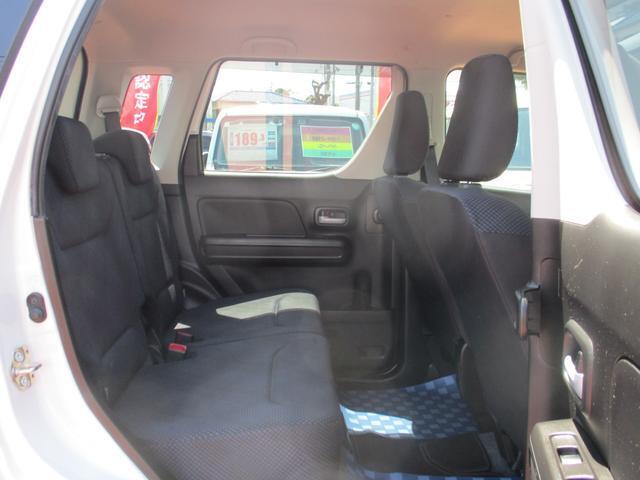 【リヤシート】足元ゆったりお乗り頂けます♪ヘッドレストが付いているので長距離運転の時も快適です♪