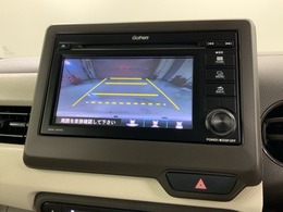 リバースギアに入れるだけで後方の表示へ切り替わります。夜間や雨の日の駐車も楽になりますよ。