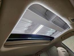 人気オプションのサンルーフ装備！車内も明るくなりドライブがより一層楽しくなります♪