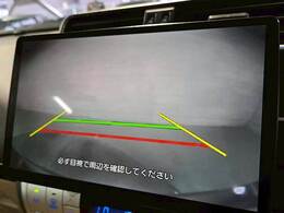 【カラーバックモニター】を装備しております。リアの映像がカラーで映し出されますので日々の駐車も安心安全です。