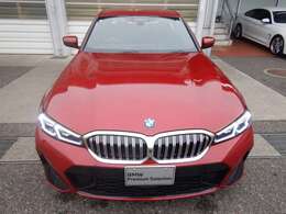 アダプティブLEDヘッドライト：コーナーに進入した際、ヘッドライトの角度を自動制御し、車が曲がる方向を照射して安全性を高めます