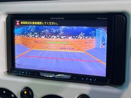 【バックカメラ】駐車時に後方がリアルタイム映像で確認できます。大型商業施設や立体駐車場での駐車時や、夜間のバック時に大活躍！運転スキルに関わらず、今や必須となった装備のひとつです！