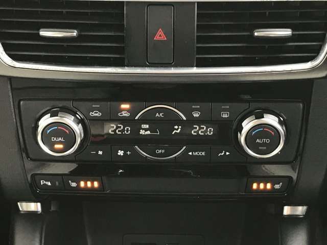 【フルオートエアコン】運転席と助手席の温度調整がそれぞれ出来るフルオートエアコン装備です。これなら暑がりなご主人、寒がりな奥様が同乗されても問題ないですね。