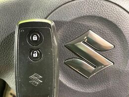 【キーレススタートシステム】カバンやポケットに入れたままでもドアの施錠・解錠が可能なスマートキーを装備。エンジンのオン・オフ時もカギを取り出す必要が無いからとっても便利です♪