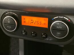 【オートエアコン】一度お好みの温度に設定すれば、車内の温度を検知し風量や温度を自動で調整。暑い…寒い…と何度もスイッチ操作をする必要はありません。快適な車内空間には必須の機能ですね♪
