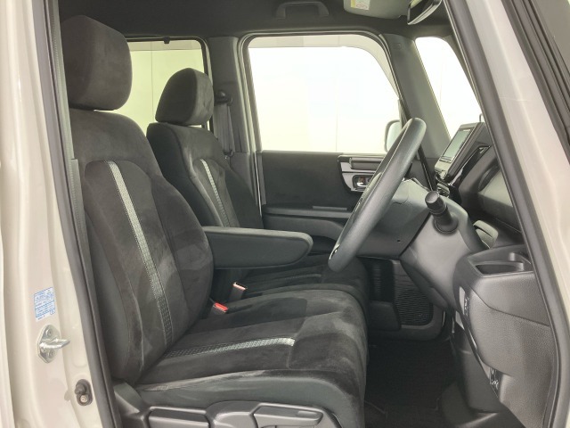 長時間運転しても疲れにくい素材にこだわったフロントシート！
