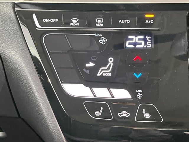 【オートエアコン】一度お好みの温度に設定すれば、車内の温度を検知し風量や温度を自動で調整。暑い…寒い…と何度もスイッチ操作をする必要はありません。快適な車内空間には必須の機能ですね♪