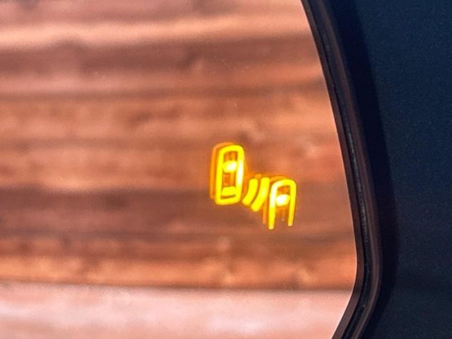 【ブラインドスポットモニター】走行中、ドアミラーの死角になりやすい箇所に後続車が接近するとサイドミラーのレンズに警告を表示！ドライバーに注意喚起をしてくれます。