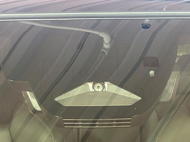 【トヨタセーフティセンス】走行中に前方の車両等を認識し、衝突しそうな時は警報とブレーキで衝突回避と被害軽減をアシスト。より安全にドライブをお楽しみいただけます。