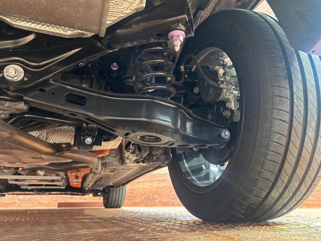 お車を安心してお乗りいただく為には、足回りの定期点検が欠かせません。サービスサポート（有償保証）では無料点検もご提供しており、安心のカーライフをお過ごしいただけるサポート体制が整っています。