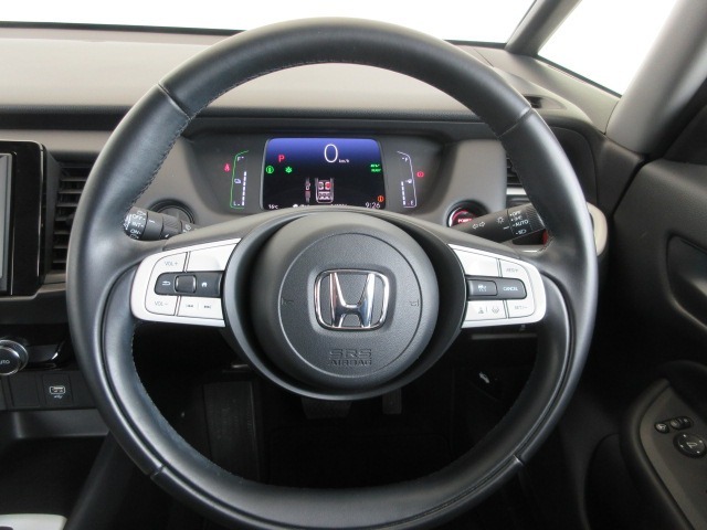 ハンドル左側には、オーディオ操作ができるオーディオリモートコントロールスイッチ。右側には、Honda　SENSHINGオートクルーズコントロールスイッチ装備