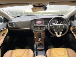 V40クロスカントリー　クラシックエディション入庫です。パノラマガラスルーフ、harman/kardonオーディオ、メモリ機能付きパワーシートやパドルシフトなど快適装備盛りだくさん♪