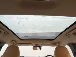 【パノラマガラスルーフ】固定式のガラスルーフで明るい車内空間を演出。日差しの強い日は電動スライドカーテンで調整するなど、季節を問わず開放的なドライブをお楽しみいただけます。