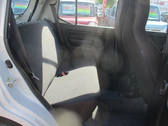 【リヤシート】足元ゆったりお乗り頂けます♪ヘッドレストが付いているので長距離運転の時も快適です♪