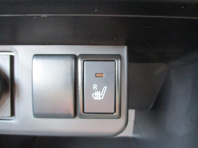 【運転席シートヒーター】運転席クッション内に電熱線コイルを内蔵し、スイッチを入れれば座席をじんわり暖めてくれます♪寒い日に便利な装置が標準で付いてきます♪