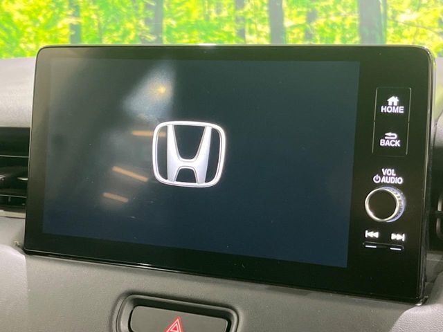 【純正ナビ】人気の純正ナビを装備しております。ナビの使いやすさはもちろん、オーディオ機能も充実！キャンプや旅行はもちろん、通勤や買い物など普段のドライブも楽しくなるはず♪