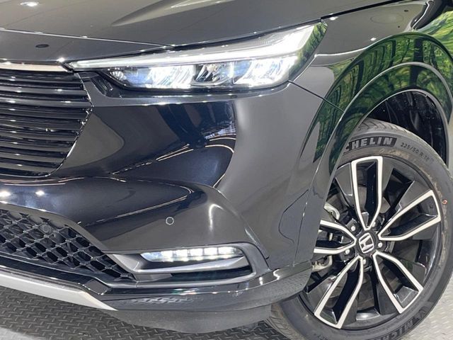 【LEDヘッドライト】悪天候や夜間走行時も良好な視界を確保し安心して運転できる高輝度LEDヘッドライトを装備！点灯速度が早く、消費電力も抑えられています。