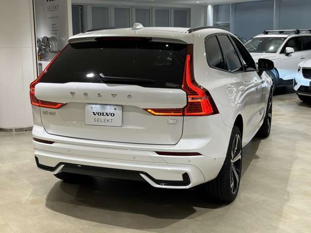 XC60に搭載されたプラグインハイブリッドは、なめらかな発進と胸のすく加速感にも貢献しています。市街地でも高速道路でも、洗練された走行フィールを実感していただけるはずです。