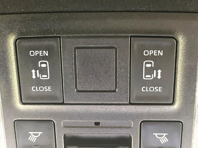 【両側パワースライドドア】スマートキーや運転席のスイッチで後席両側スライドドアの開閉が可能♪電動だから力を入れてドアを開ける必要が無く、小さなお子様でも簡単に開け閉めでき快適です♪