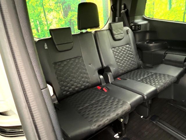 3列目シートはもちろん状態良好☆大人でもゆったりと座って頂けますので、大人数でのお出かけもラクラクです♪ご家族で、気の知れた仲間で、ドライブに行くのが楽しみですね♪