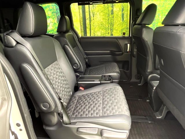 後部座席も気になるようなキズ・汚れやへたり等、大きなダメージはなく、良好な状態です。