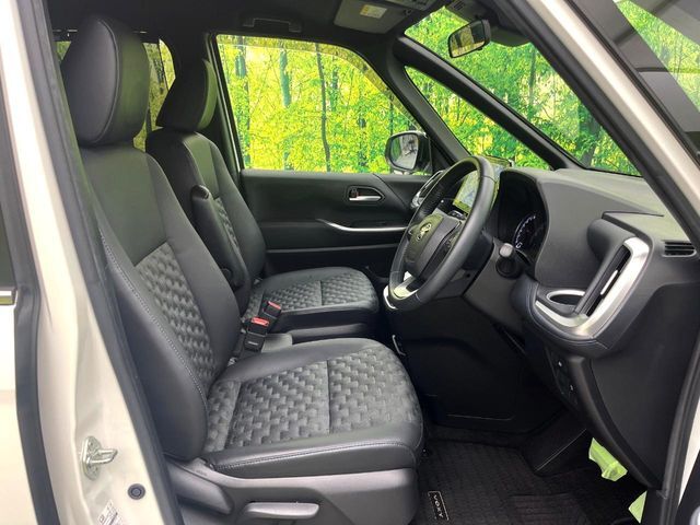 【ハーフレザーシート】高級感と座り心地を両立した人気のシート♪背面・座面のファブリック素材は、通気性の良さや滑りにくさに優れています。気温や服装に左右されず快適にお乗りいただけます。