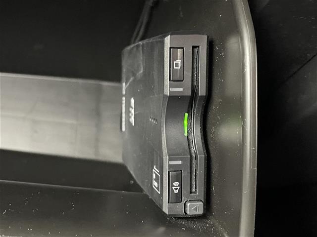 【ETC】有料道路を利用する際に料金所で停止することなく通過できる、ETC車載器（ノンストップ自動料金収受システム機器）が装備されています。セットアップを行うことで利用可能になります。