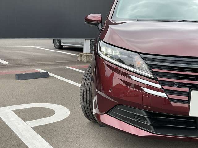 対向車がいてもハイビームを維持できるアダプティブLEDヘッドライト。先行車や対向車の有無に応じてハイビームの照射パターンを変化させ、常に視認性の高い状態が維持されます。