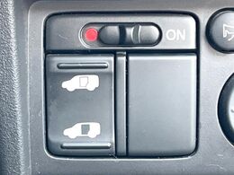【パワースライドドア】スマートキーや運転席のスイッチでスライドドアの開閉が可能♪電動だから力を入れてドアを開ける必要が無く、小さいお子様でも、重い荷物を持っている時もラクに開け閉めできます♪