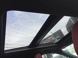 開放的なサンルーフ付き