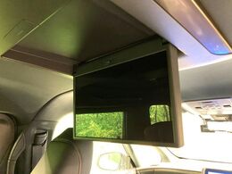 【フリップダウンモニター】家族や友人とお出かけする機会が多い方に大人気のフリップダウンモニター！大画面モニターで車内はエンタメ空間！退屈しがちな長距離ドライブも楽しい時間に変わります！