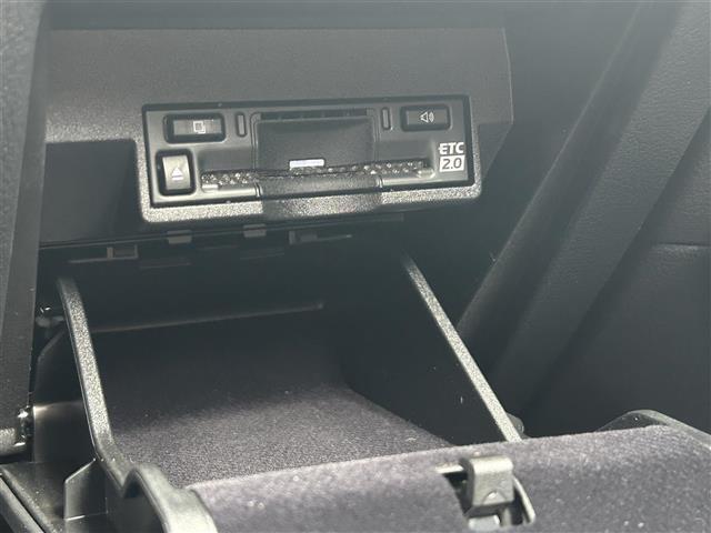 【ETC】有料道路を利用する際に料金所で停止することなく通過できる、ETC車載器（ノンストップ自動料金収受システム機器）が装備されています。セットアップを行うことで利用可能になります。