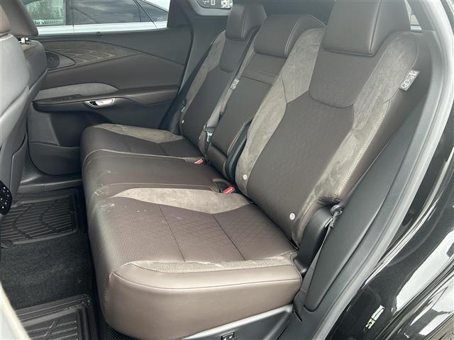 【後部座席】後席もゆったりドライブを楽しめます。内外装はプロこだわりのクリーニングで清潔なおクルマでご納車させていただきます！店舗での現車確認も承っています！