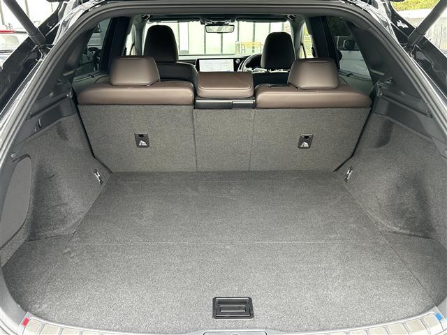 【トランク】積み込みやすくて、たっぷり積める荷室です。シートアレンジできるものは、乗車人数と荷物の量や大きさによってシートを動かすことができるので、より快適なドライブが可能です！