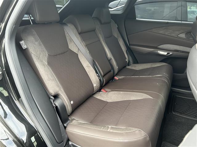 【後部座席】後席もゆったりドライブを楽しめます。内外装はプロこだわりのクリーニングで清潔なおクルマでご納車させていただきます！店舗での現車確認も承っています！
