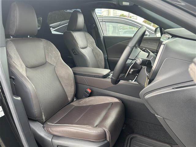 【運転席】座り心地が良いシートなので長時間の運転でも快適にお過ごしいただけます。新品のフロアマットのご注文も可能です。掲載箇所以外にご希望の写真がございましたらお気軽にお問い合わせ下さい。