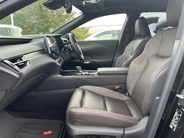 【助手席】きれいな助手席なので家族や友だちに乗ってもらっても安心です！新品のフロアマットのご注文も可能です。掲載箇所以外にご希望の写真がございましたらお気軽にお問い合わせ下さい。