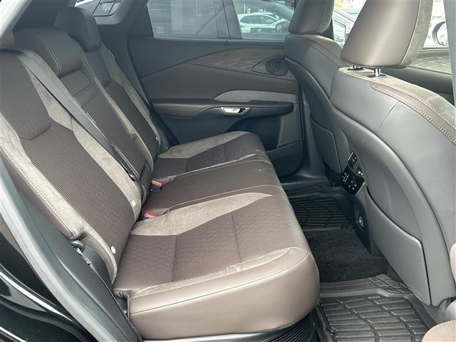 【後部座席】後席もゆったりドライブを楽しめます。内外装はプロこだわりのクリーニングで清潔なおクルマでご納車させていただきます！店舗での現車確認も承っています！