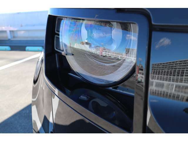 【シグネチャー付きマトリックスLEDヘッドランプ】LEDの照射を微細な縦のストライプに分割し、対向車の周囲だけをハイビームで照らして視認性を向上するアダプティブドライビングビームを装備。